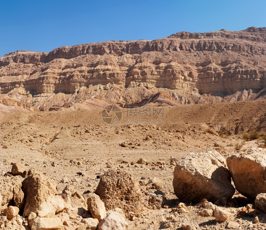 砂岩明亮的以色列内盖夫沙漠中小CraterMakhteshKatan边墙沉淀图片