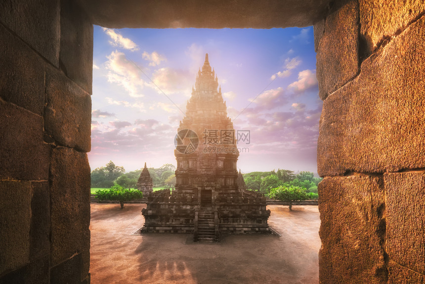 宗教亚洲古老的普兰巴南或拉钟江印度神庙建筑群的美丽与背景爪哇上的明晨太阳相对照印度尼西亚日出时惊人的旅游地标奇迹图片