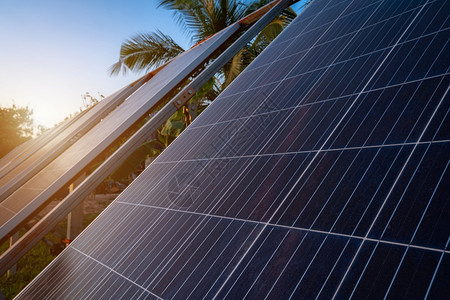 乡村的农住宅区业用太阳能电池板农田蓝天背景泰庭农村风格业产智能场替代清洁绿色能源概念太阳的控制板背景图片