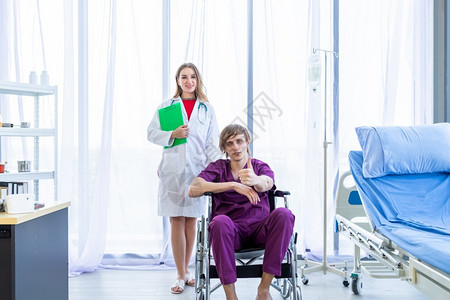 坐在轮椅上竖大拇指的病人图片