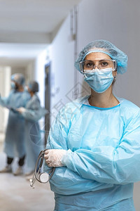身穿防护服和口罩的医护人员图片