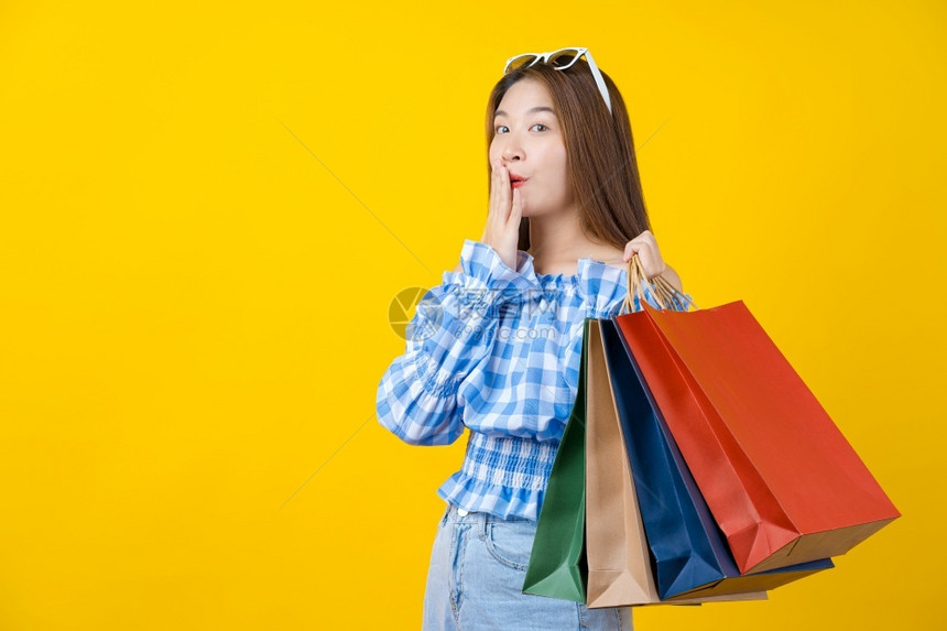 成人带着一个以孤立的黄色背景复制空间和工作室黑色星期五季节销售概念的购物合着包袋在黑周五销售中店铺购物者图片