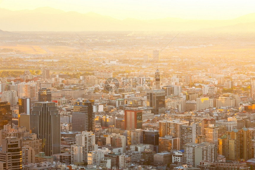 智利圣地亚哥市中心高楼景象图人们天际线黄色的图片