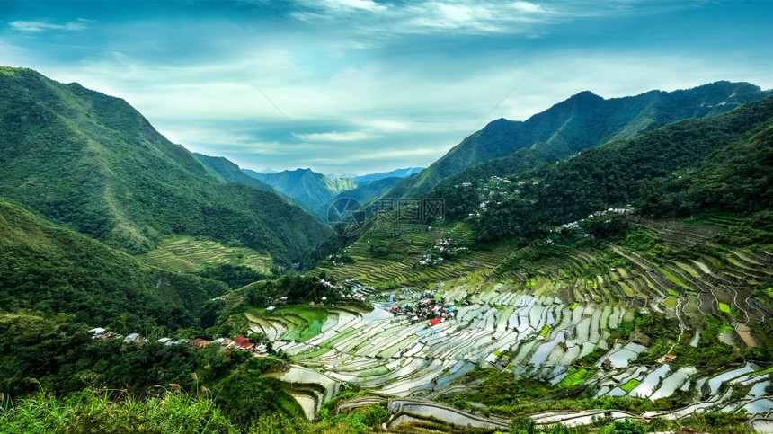 旅行地点土对菲律宾伊富果省山脉中云雾蓝天Banaue的稻田梯惊人全景观菲律宾教科文组织遗产图片