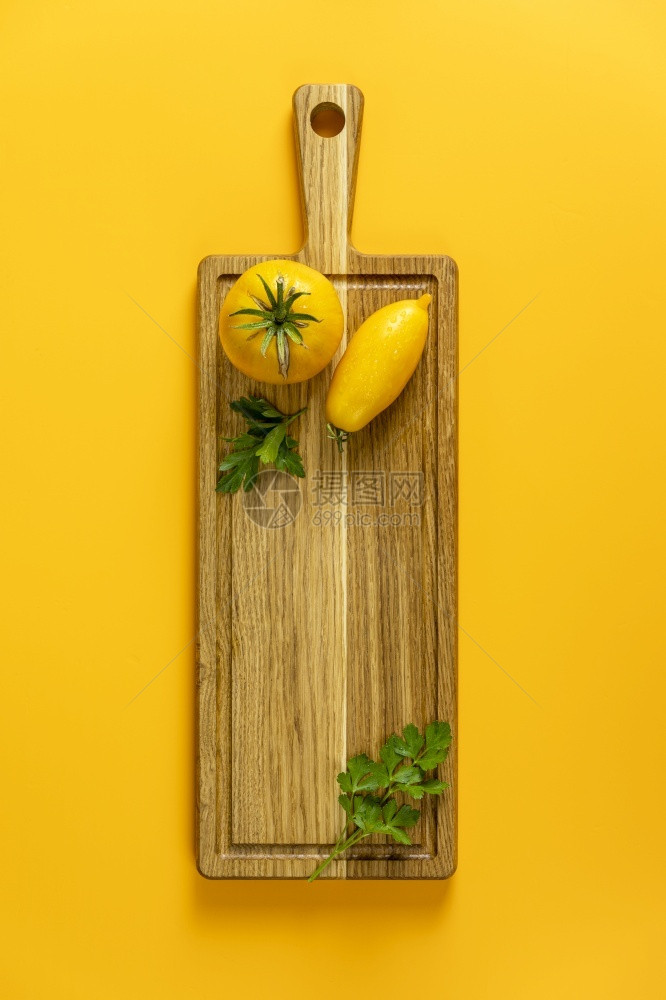 切割收成两个生鲜黄色西红柿和绿欧芹切木板黄表面上的极简主义风格温室生活方式和自给农业产品的概念平躺丰富多彩的图片
