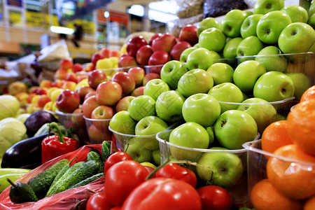 烹饪绿色红黄苹果番茄瓜在市场上的盘子里胡椒并吸引人们的注意绿色红水果和蔬菜供市场销售美味的丰富多彩背景图片