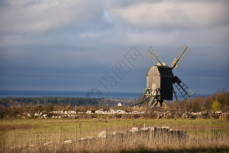 历史蓝色的如画秋季风车在瑞典奥兰岛与一个老木制风车起图片
