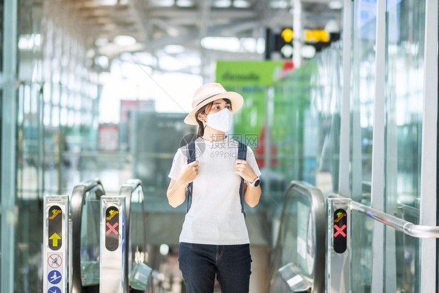 车站戴防护口罩的女游客图片