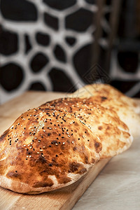 汤姆比奇美味的小麦土耳其面包为制作传统杜纳托比克多制作的土包因传统熟食成的墓穴东边快餐用芝麻和杂菜种子的燕麦和胡萝卜种子在桌上冷背景