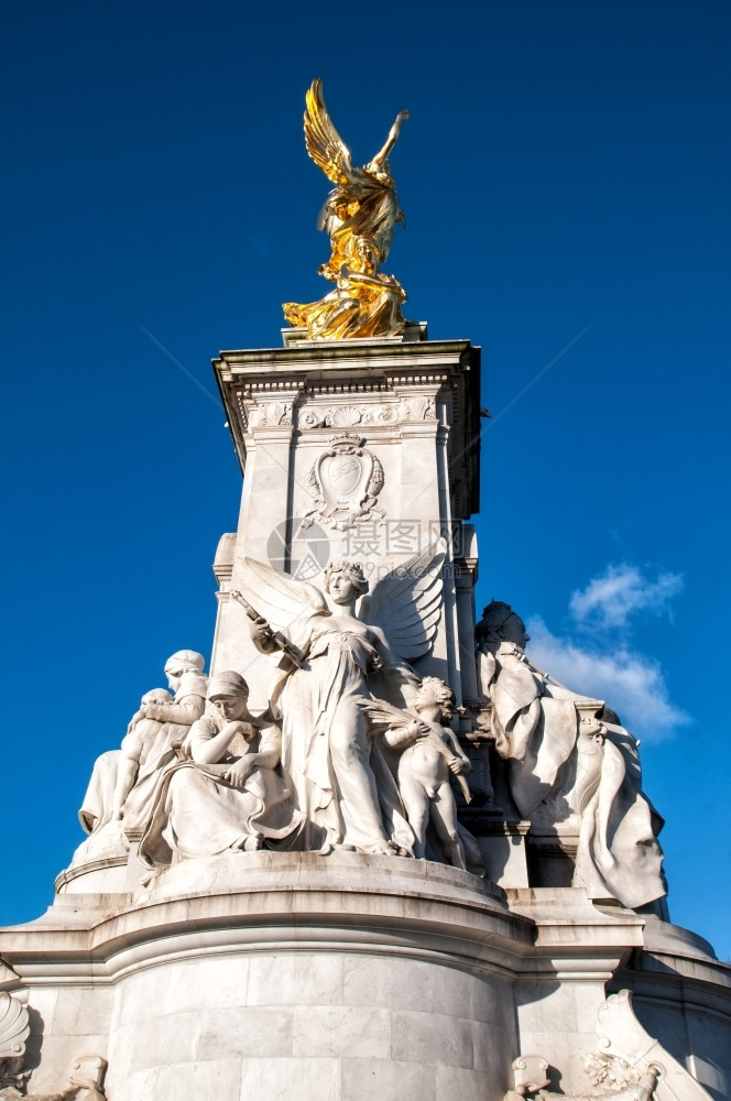 大理石雕像维多利亚纪念馆是维多利亚女王的雕塑由伦敦ThomasBrock爵士雕刻位于白金汉宫前的Querrsquos花园中心布洛图片