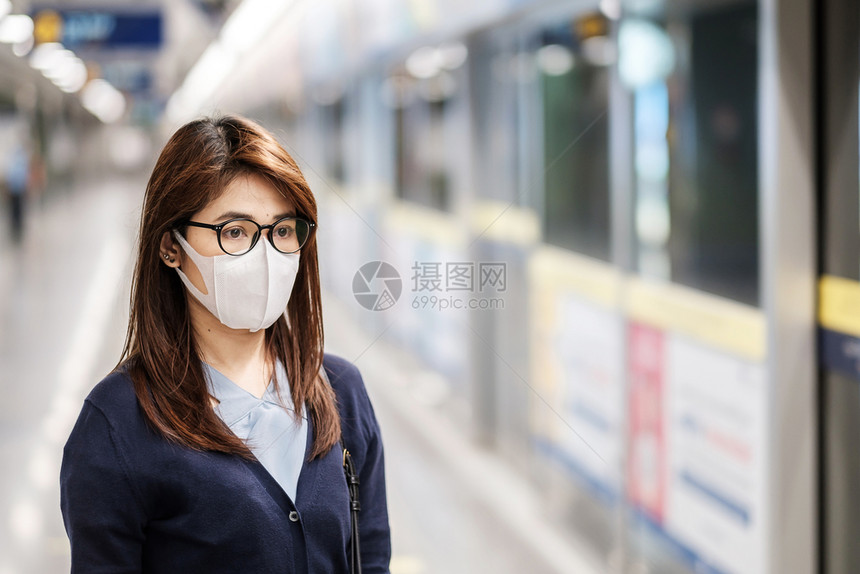 车站戴防护口罩的女性图片