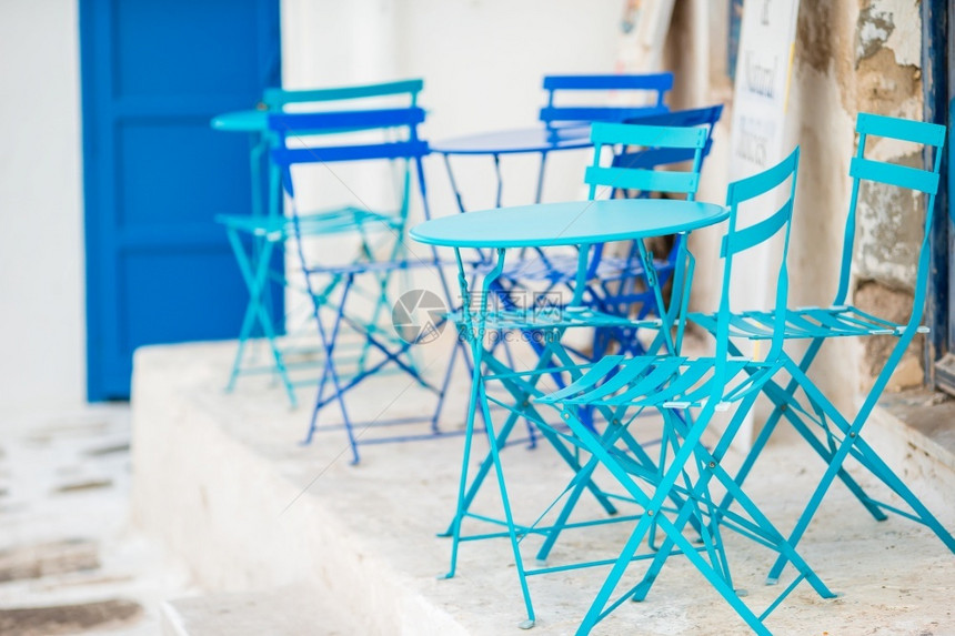 典型的希腊传统村庄街道上的蓝色椅子和桌希腊米科诺斯岛的白色房屋欧洲希腊典型传统村庄街道上的户外咖啡馆门14木头结石图片