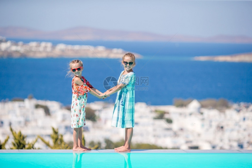 城市的太阳镜颜色米科诺斯岛最受欢迎的旅游区Mykonos岛美丽的女孩们享受小威尼斯背景的希腊度假校对PortnoyWinning图片