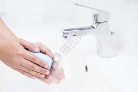 使用肥皂洗手消毒预防的人图片