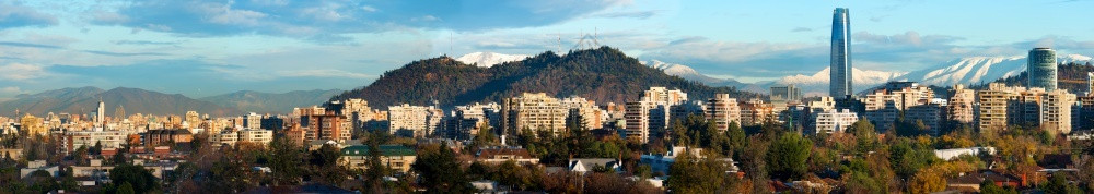 左边跟右边地标旅游美洲智利圣地亚哥的全景观左边是历史悠久的市中心右边是新的金融区而右边则是新的金融区背景