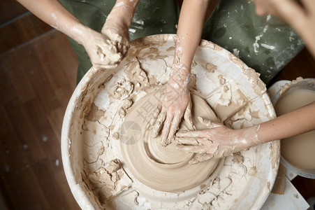 高釉陶器制造雕塑家高清图片
