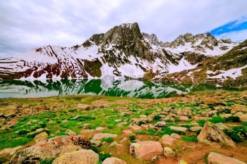 小路北部查谟克什米尔峡谷的美丽自然风景与明亮蓝湖北部查谟克什米尔远足喜马偕图片