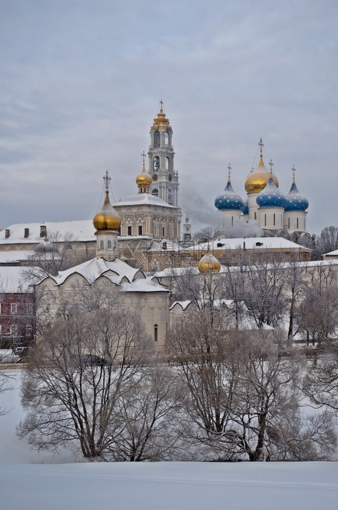 冲天炉雪时间俄罗斯SergievPosadSergievPosad教科文组织世界遗产场址冬季图片