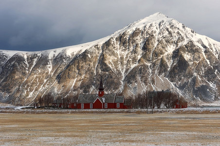 弗拉克斯塔岛巴洛克式北方自然具有山丘背景的弗拉克斯塔德教堂北极弗拉克斯塔多伊洛福滕群岛北极圈以挪威冬季18世纪极地的精美巴洛克杰作背景