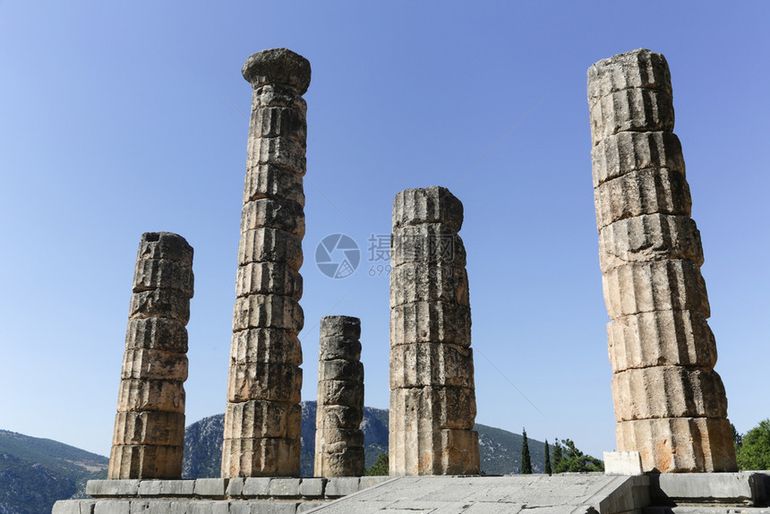 科林斯式Delphi的废墟是希腊ParnassusDelphi山的一个考古遗址在阿波罗教科文组织世界遗产圣堂由神谕出名剧院墙图片