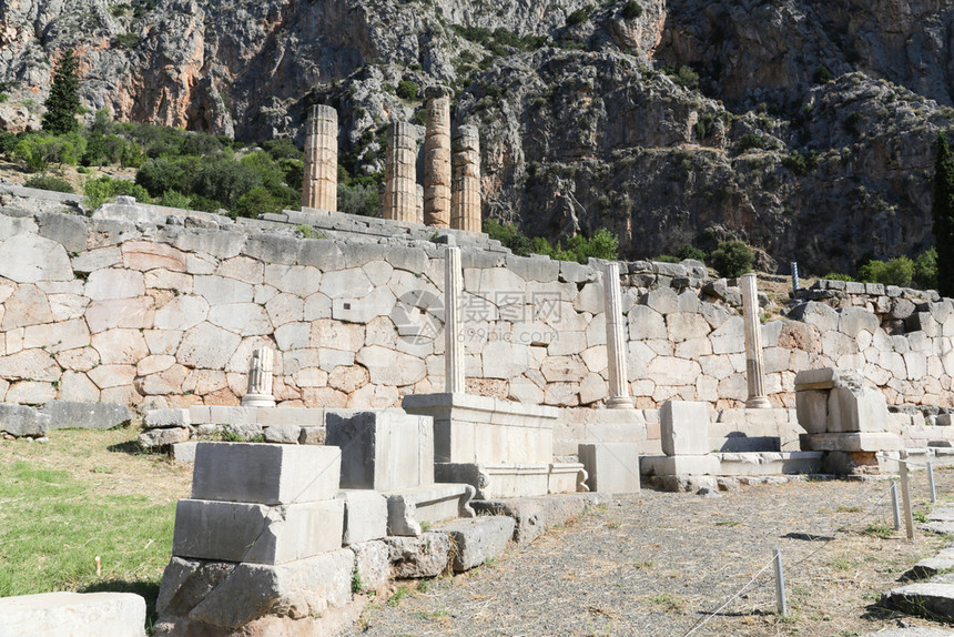 Delphi的废墟是希腊ParnassusDelphi山的一个考古遗址在阿波罗教科文组织世界遗产圣堂由神谕出名支柱古老的艺术图片