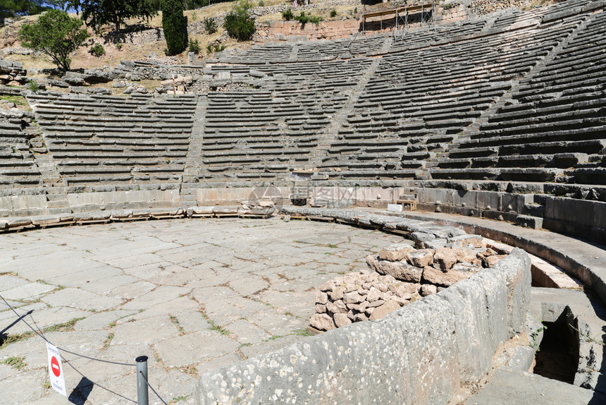 崇拜多立克德尔菲Delphi的废墟是希腊ParnassusDelphi山的一个考古遗址在阿波罗教科文组织世界遗产圣堂由神谕出名图片