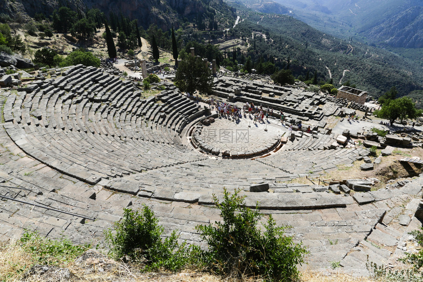 古董Delphi的废墟是希腊ParnassusDelphi山的一个考古遗址在阿波罗教科文组织世界遗产圣堂由神谕出名希腊语国库图片