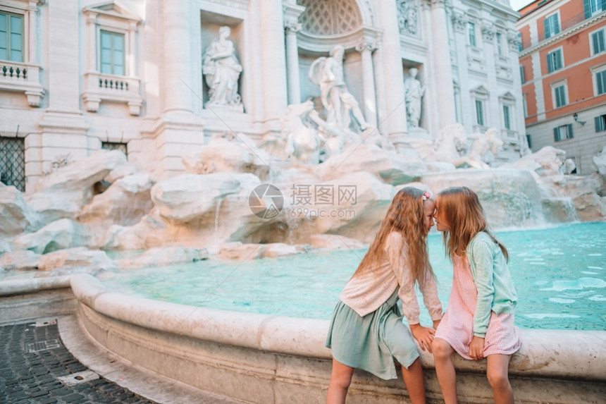 广场在罗马特雷维不老泉附近的可爱小女孩们快乐的子在意大利享受他们的欧洲假期小美丽的女孩们在喷泉FontanadiTrevi附近水图片
