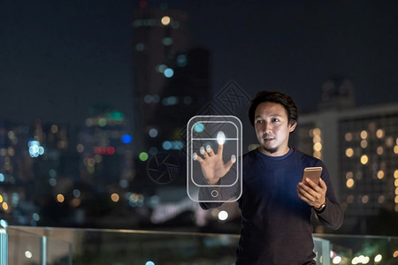 阿勇河个人电脑亚洲创意自由职业者使用智能手机在泰国Bangkok河边金融区使用指纹授权的智能移动电话具有职业概念的技术亚洲创造自由职业设计图片