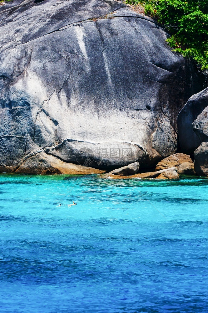 游客男人运动的长裤男子在水晶海中潜阳光明媚的夏季西米兰群岛有明亮的大洋水泰国PhangNga的旅行目地为PhangNga图片