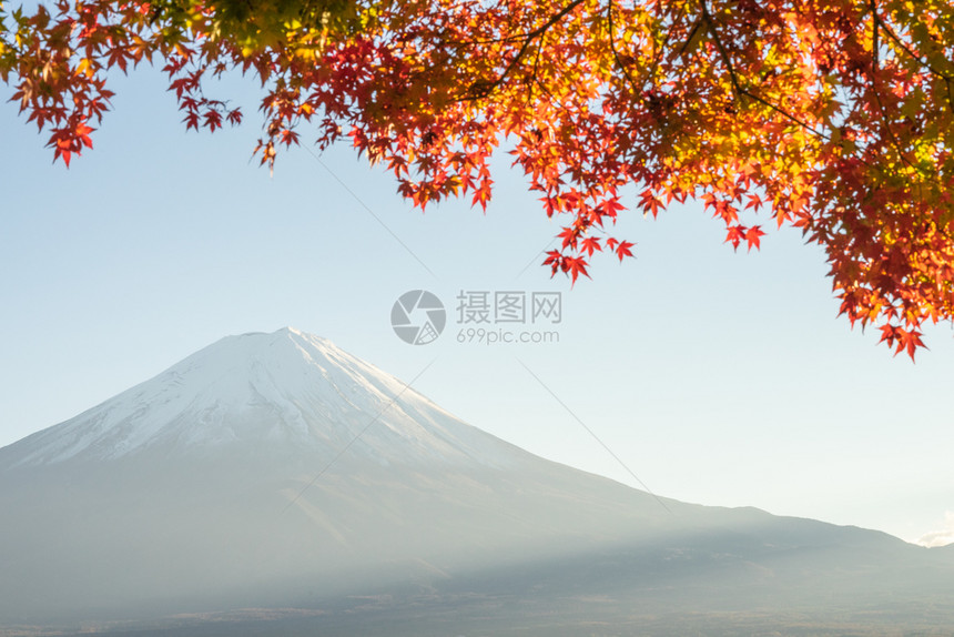 植物红色的火山清晨是日本的一个旅游景点小城镇在一块城镇里日本的旅游景点之一Y图片