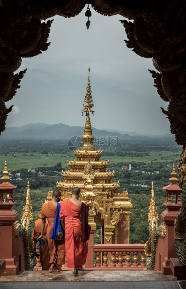 2019年月4日佛教僧侣在泰国兰邦LampangA寺庙的WatPhraDoiPhraChan大门下行在泰国北部一座山顶上内部的陈图片