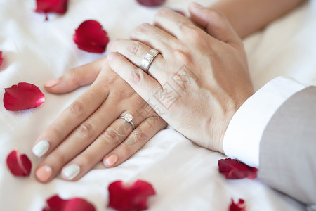 新婚夫妻佩戴戒指的手图片