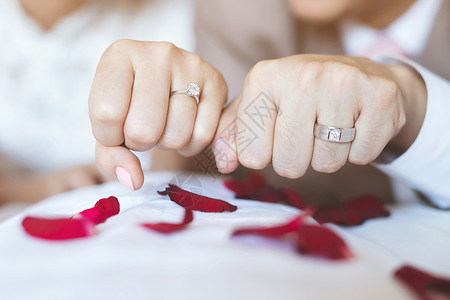 勾小指展示戒指的新婚夫妻背景