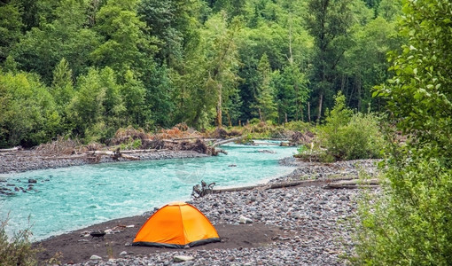 森林河边的露营帐篷图片