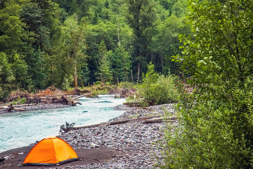 树林河边的露营帐篷图片