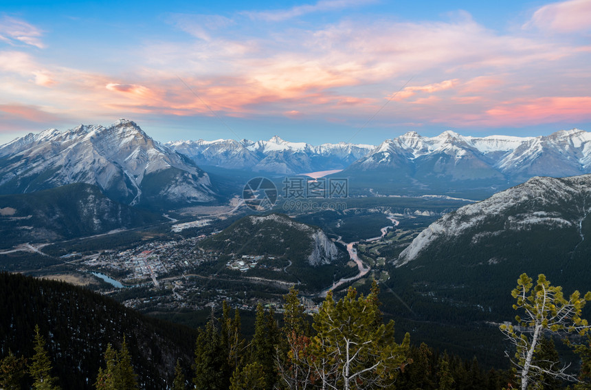 范围BowValley和Banff镇的景色令人惊叹周围是加拿大落基山脉环绕的Banff镇位于艾伯塔邦夫公园加拿大观点来自Banf图片