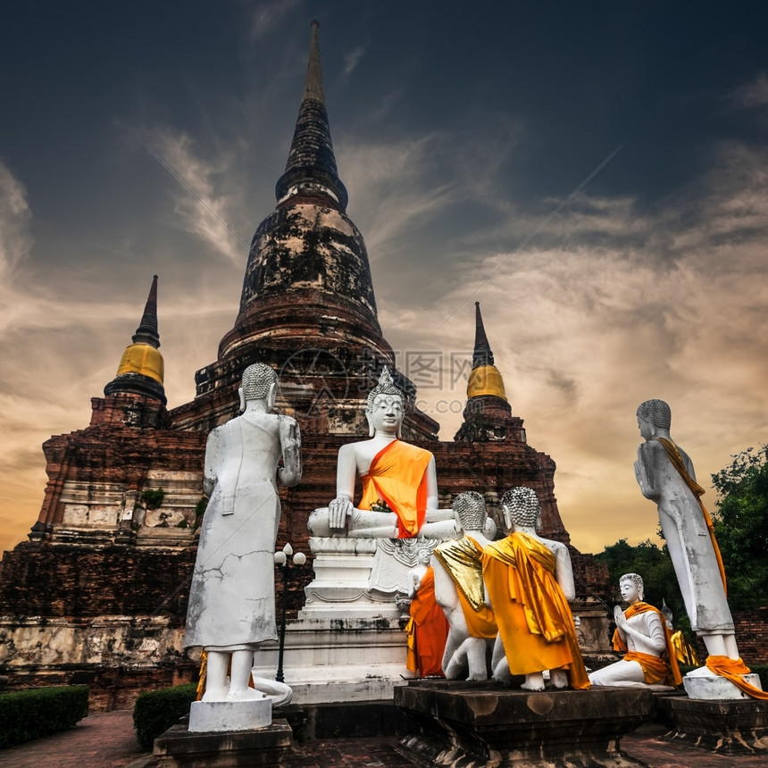 考古学禅柴老的沙石雕塑在泰国Ayutthaya蓝天下的WatYaiChaiiMongkhon寺庙祈祷佛像图片