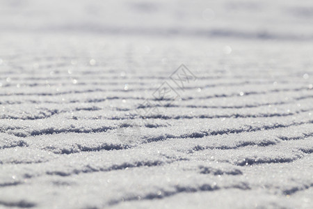 祭田上小伙离奇的季节冰雪表面冬季过去降雪后下漂流形成强风在地表上的异常现象照片以浅深的田地角向上贴近抽象的设计图片