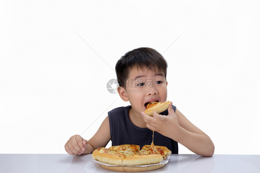 亚洲男孩乐于吃披萨与热干酪正在融化伸展木板上白色背景孤立选择焦点眼睛软垫愉快图片