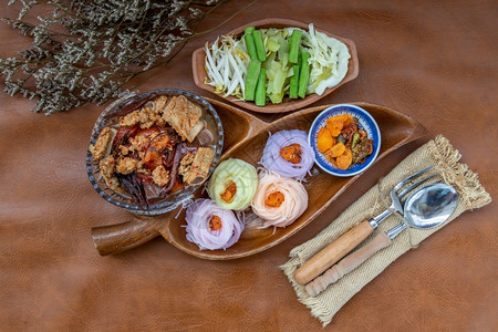 餐厅含辣猪肉酱或NamngiaoRiceNoodle传统泰国北部玉米面的条Namngiao有典型的辣味和香口配有泰国蔬菜辣味食品图片