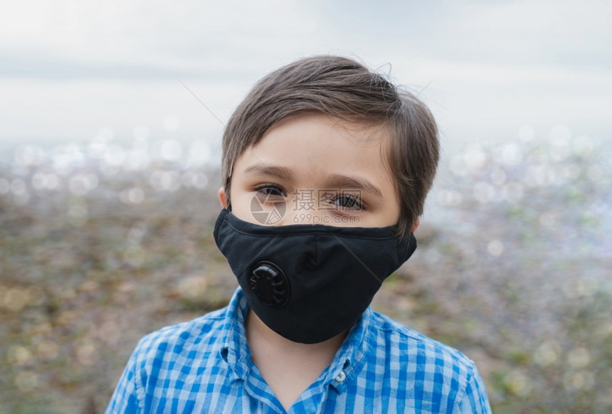 新冠健康海身戴防污染或护面罩的婴儿混杂亚裔天主教徒6岁在外面玩耍时戴着保护面罩的儿童Covid19或Coronava爆发概念图片
