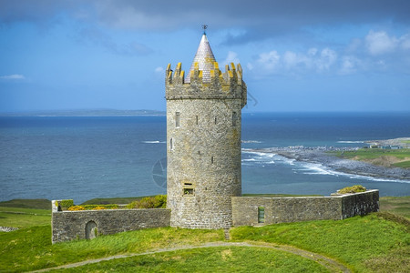 基尔林戈伊船建造爱尔兰科克莱州杜林附近的多纳戈雷城堡悬崖背景