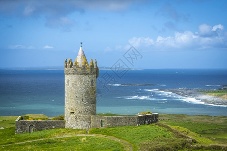 基尔林戈伊地标自然海岸线爱尔兰科克莱州杜林附近的多纳戈雷城堡背景