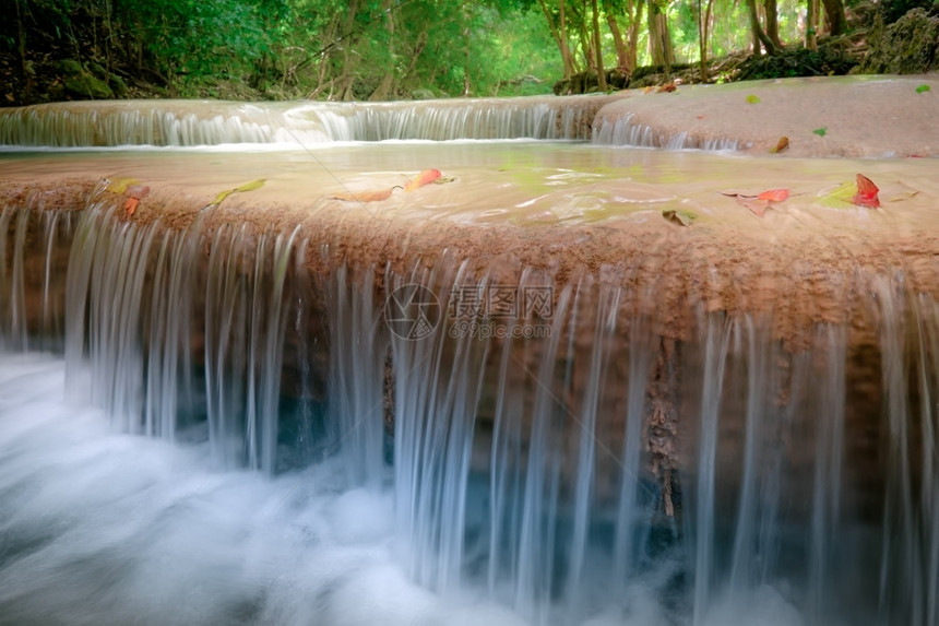 落下旅行泰公园Kanchanaburi泰国深热带雨林的Erawan级联瀑布下流的绿水深图片