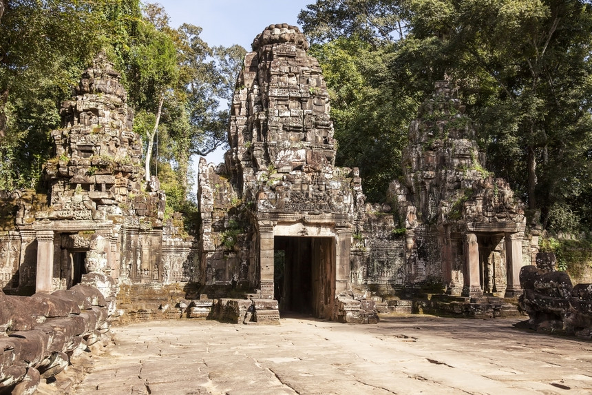 柬埔寨吴哥尔Wat附近PreahKhan寺庙的主要入口处由三个塔楼组成目的地靠近人们图片