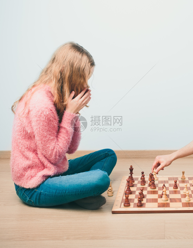 播放器白色的黑中将女孩对棋游戏中她的手最后一次移动感到惊讶在图像的顶部和底复制文本空间图片