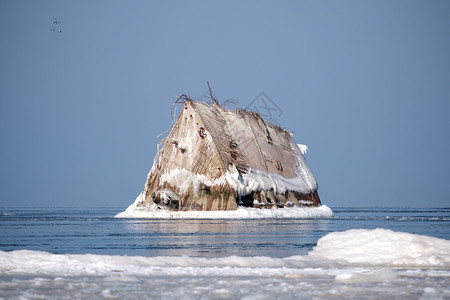 曼格萨拉前景质地气候在拉脱维亚里加的MangalsalaMangalsalaRiga被冰冻在海岸前方的浮中废弃混凝土沉没的横向图像背景