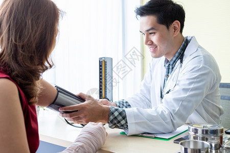 给病人测量血压的医生图片