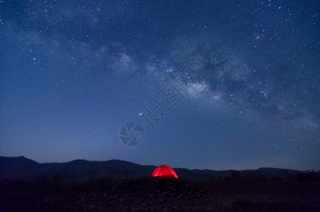 夜晚星空下的红帐篷图片